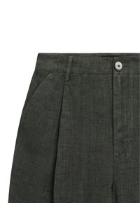 Grüne, strukturiert Hosen mit Knopfverschluss, seitlichen Taschen und einem taillierten Design mit Falten an der Vorderseite.