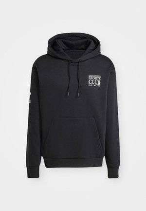 Zwarte pullover hoodie met een voorzak en een logo op de borst dat "Adidas Originals Sports Club Since 1972" zegt.