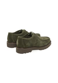 Pantofi din suede verde, cu vârful rotund, care au o talpă groasă din cauciuc maron și un design cu șireturi. Textură fină cu detalii de cusătură subtile.