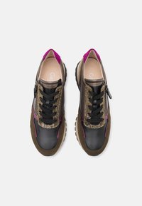 Sneakers met een zwarte leren basis, bronzen en gouden metallic accenten, paarse suède details en een textuurlacegebied. Rits aan de zijkant.