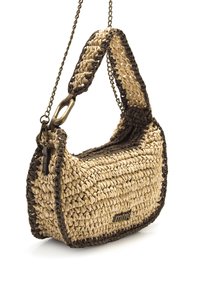 Bolso de paja tejido con forma redondeada, con un ribete marrón oscuro y una correa de cadena. Cierre de cremallera con un pequeño detalle de etiqueta de cuero.