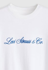 Weißes Baumwoll-T-Shirt mit blauem besticktem Logo "Levi Strauss & Co." in kursiver Schrift über der Brust. Kurzarm, Rundhalsausschnitt.