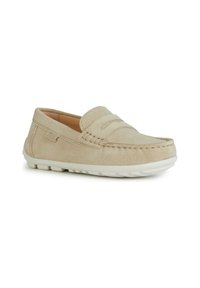 Beiga mockasiner i mocka med slip-on design, vadderad krage, sydd detalj på ovandelen och flexibel vit gummisula.