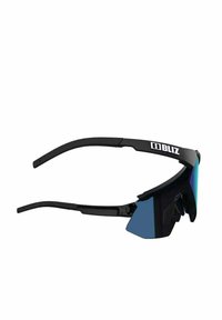 Gafas de sol deportivas negras con lentes azules intercambiables, diseño envolvente, almohadillas para la nariz ajustables y ganchos flexibles para las orejas para mayor comodidad.