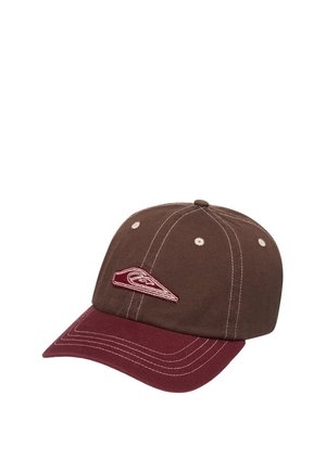 Gorra de béisbol marrón y granate con costuras blancas y un pequeño logo bordado en el panel frontal.