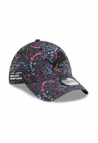Cap mit schwarzem Grund und einem bunten Spritzmuster. Sie verfügt über ein auffälliges gesticktes Logo und ein Stoffetikett mit der Aufschrift "Crucial Catch Intercept Cancer."