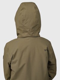 Persona che indossa una giacca con cappuccio verde oliva con cuciture visibili e un piccolo logo nero sul lato destro della parte superiore della schiena.