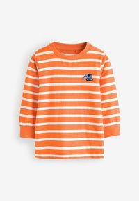 Orange langærmet skjorte med hvide vandrette striber, der har et lille blåt broderet design på brystet og en rund halsudskæring.