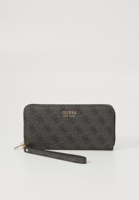 Zwarte neplederen portemonnee met een reliëfpatroon, gouden hardware en een polsband. Voorzien van het logo "GUESS EST 1981" aan de voorkant.