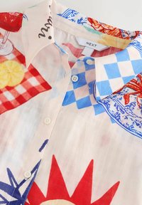 Nevybrané, cream red map print