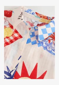 Nevybrané, cream red map print
