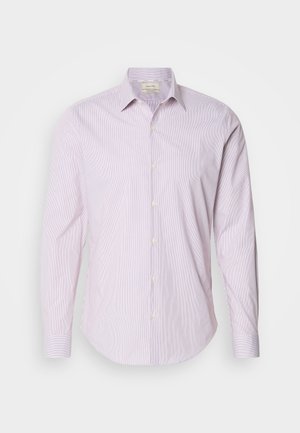 Camiseta de algodón de un rosa claro con rayas verticales blancas, cuello tipo polo, mangas largas y cierre de botones en el frente. Textura suave.