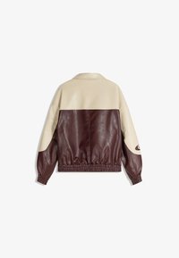 Zweifarbige Lederjacke in Beige und Dunkelbraun mit elastischen Bündchen und Bund, Rückansicht auf weißem Hintergrund.