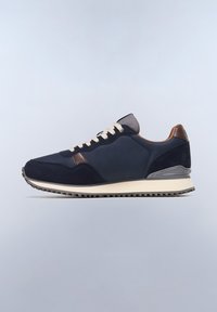 Sneaker blu navy con materiali in suede e mesh, design con lacci, dettagli in pelle beige e suola in gomma con scanalature per la trazione.