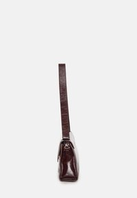 Borsa a tracolla in pelle bordeaux con una texture liscia, caratterizzata da una singola tracolla e una forma rettangolare, decorata con accessori dorati.