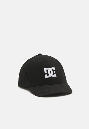 Gorra de béisbol negra fabricada en tela, con un logotipo bordado en blanco en la parte delantera. Forma clásica con visera curva.