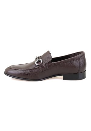 Mocassins en cuir marron avec une finition texturée, semelle plate et un accent décoratif en boucle argentée. Design classique à enfiler pour un enfilage facile.