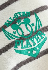 Biała dziana tkanina w szare paski z zielonym napisem "ALL-STAR PLAYER" i wzorem baseballowym, akcentowana gwiazdkami oraz uszami Myszki Mickey.