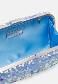 Clutch kabelka pokrytá modrými flitry s světlemodrým saténovým interiérem a stříbrným kovovým rámem a zapínáním značky "Mascara London."