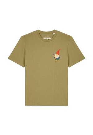 Olivgrünes T-Shirt mit kurzen Ärmeln und einem kleinen bestickten Gartenzwerg, der auf der linken Brust eine Spitzhacke hält.