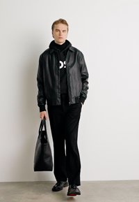 HUGO GIL ALL - Auduma bikses - black
