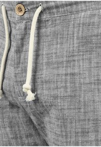 Grå linshorts med en texturerad tygkvalitet, träknappstängning och krämfärgade dragsnören med tofsar.