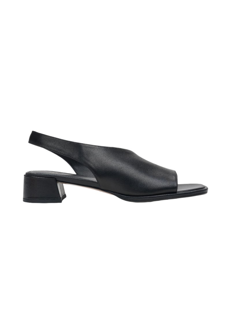 Zwarte leren slingback schoen met een afgeronde open teen, lage blokhak en een gladde textuur, met een minimalistisch ontwerp en een gebogen silhouette.