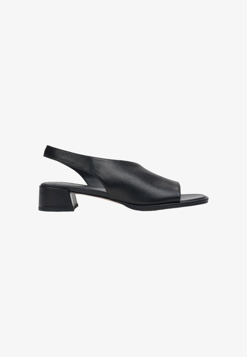 Schwarze Leder-Slingback-Schuhe mit einer abgerundeten offenen Zehe, niedrigem Blockabsatz und glatter Textur, die ein minimalistisches Design und eine geschwungene Silhouette aufweisen.