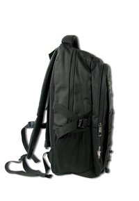 Sac à dos noir en tissu texturé, avec des manches rembourrées, des poches latérales en filet et plusieurs zips. Il dispose de boucles réglables pour un ajustement sécurisé.