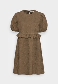 Vestido castanho com textura, mangas curtas e bufantes, cintura com babados e detalhe de abertura nas costas. Feito de tecido enrugado.