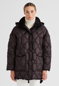 Dunkel gesteppte Daunenjacke mit einem Kunstfellkragen, ausgestattet mit einem Knopfverschluss und zwei vorderen Taschen. Glatte Textur und knielanges Design.