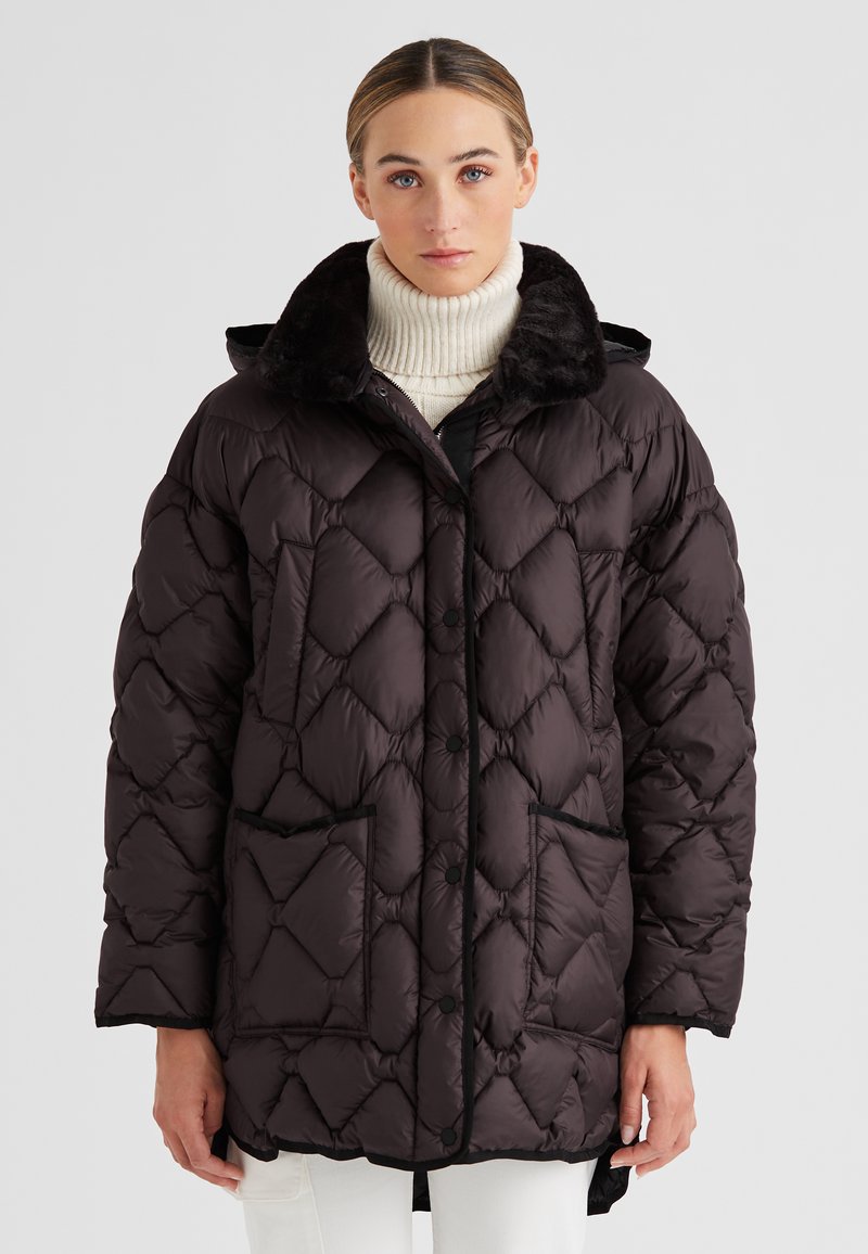 Dunkel gesteppte Daunenjacke mit einem Kunstfellkragen, ausgestattet mit einem Knopfverschluss und zwei vorderen Taschen. Glatte Textur und knielanges Design.