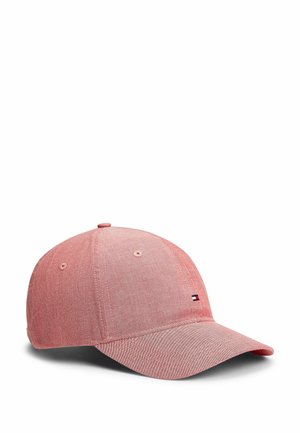 Cappellino da baseball in tessuto rosa con visiera curva e piccolo logo rettangolare rosso, bianco e blu sul pannello frontale, mostrato su sfondo bianco.
