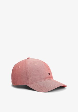 Casquette de baseball en tissu rose avec une visière courbée et un petit logo rectangulaire rouge, blanc et bleu sur le panneau avant, présentée sur fond blanc.