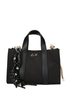 Borsa rettangolare nera con due manici, simboli triangolo e X in argento, e una corda decorativa nera con perline argento attaccata.