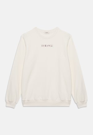 Sweat-shirt blanc à manches longues avec col rond et nom de la marque Versace en lettres multicolores centré sur la poitrine.