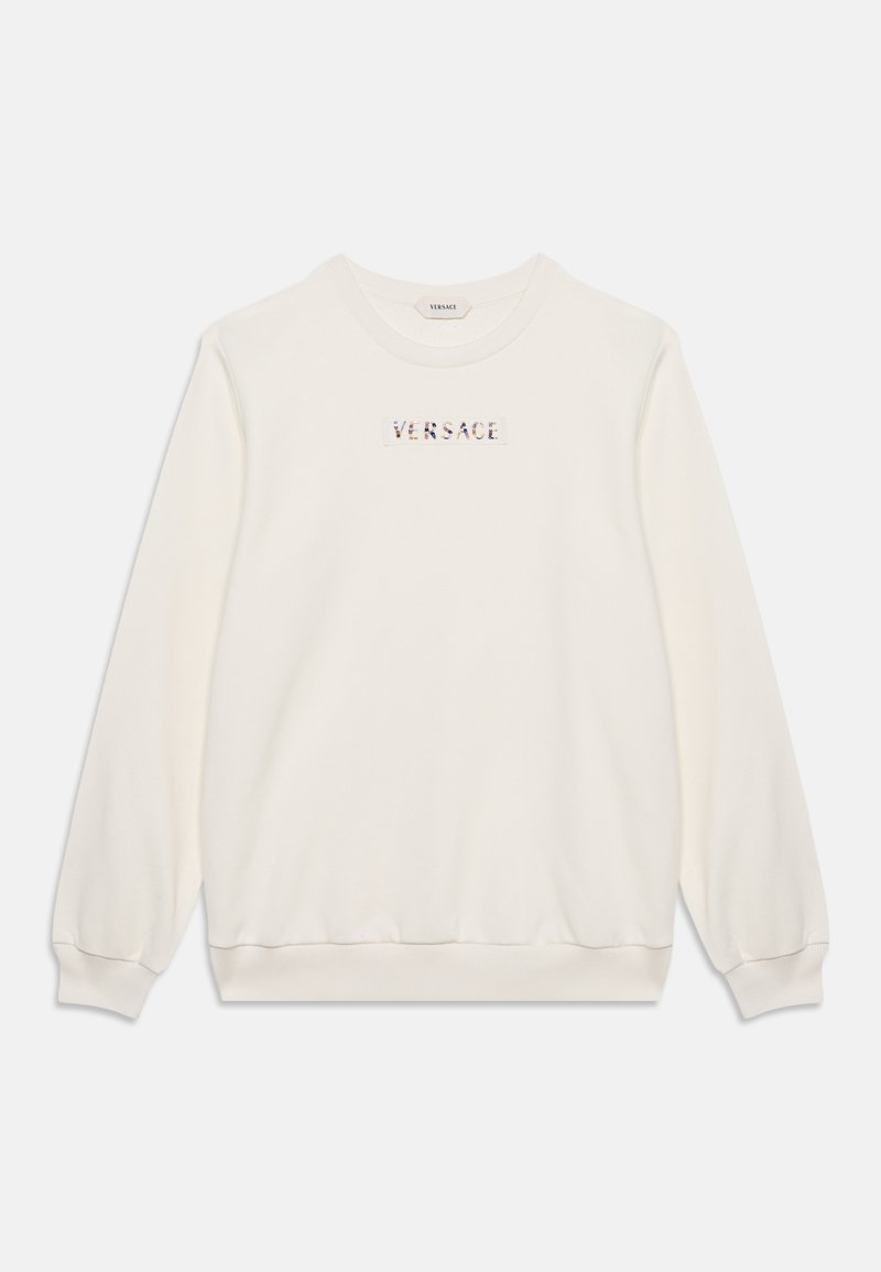Sweat-shirt blanc à manches longues avec col rond et nom de la marque Versace en lettres multicolores centré sur la poitrine.