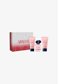 Giorgio Armani My Way gavegave settet inkluderer en rosa parfymeflaske og to rosa tuber, som er pakket i en rød og sølv gradientboks.