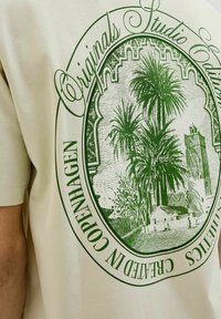 Jack & Jones GEDRUCKT RUNDHALSAUSSCHNITT - Trükipildiga T-särk - celadon tint