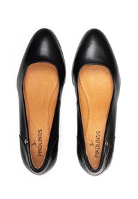 Une paire de chaussures plates en cuir noir avec des orteils arrondis et des semelles intérieures beige, marquées "Pikolinos", sur fond blanc.