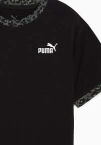 Must must särg, mis on valmistatud puuvillast, ümarate kaeluste ja lühikeste varrukatega. Varrukate äärtes on halli ja musta leopardimustri mustriga. Ees on valge Puma logo.