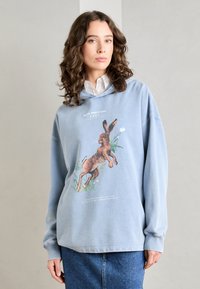 Scotch & Soda WASHED ARTWORK OVERSIZED HOODIE - Jersey con capucha - lake blue