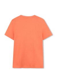 T-shirt met korte mouwen en ronde hals in effen koraal oranje. Gemaakt van zachte katoen, met een rechte zoom en minimale stikseldetails.