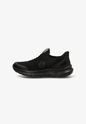 Zapatilla deportiva negra sin cordones con parte superior de punto, suela de goma y logotipo redondo en el lateral, diseñada para comodidad y uso casual.