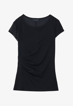 Czarny krótki top z krótkim rękawem wykonany z miękkiego materiału, z teksturowaną panelem na jednym ramieniu, asymetrycznym krojem oraz marszczeniami po bokach.