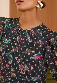 Love & Roses PRINTED CREW NECK-REGULAR FIT - Bluza - green bird metallic