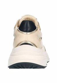Heren sneaker met een beige bovenwerk, zwarte hielkap en metallic accenten. Heeft een dikke witte tussenzool en een getextureerde zwarte rubberen outsole.