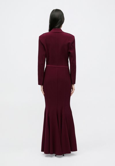 Pikad varrukad, burgundia värvi kleit, millel on istuv ülakeha ja lehvikukujuline seelik. Omadusteks on krae ja vööga talje, valmistatud tekstuurse kangaga.