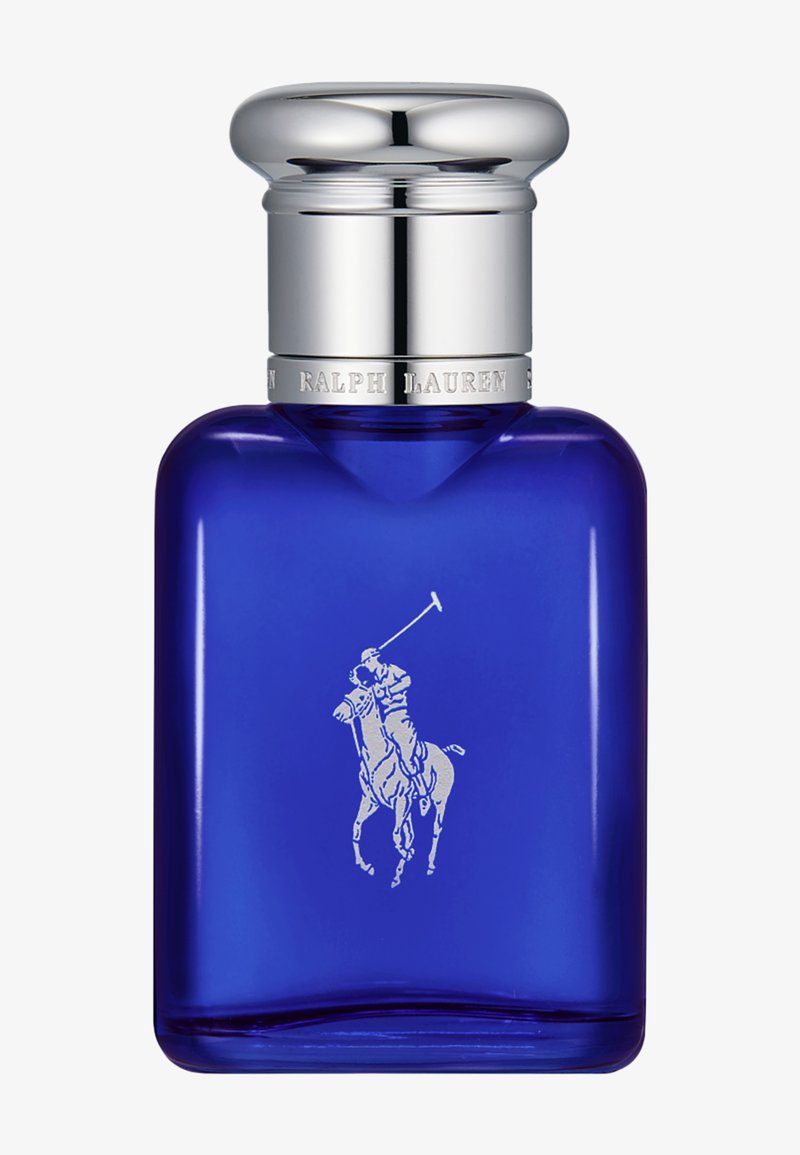 Niebieska szklana butelka perfum Ralph Lauren z srebrnym logo gracza polo i dużą błyszczącą srebrną nakrętką.