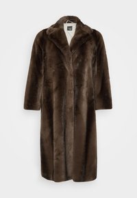Hnedý kožúšok z umelého kožúška s dlhým, rovnomerným strihom, špicatým golierom a 3/4 rukávmi; mäkká textúra s hladkým povrchom.